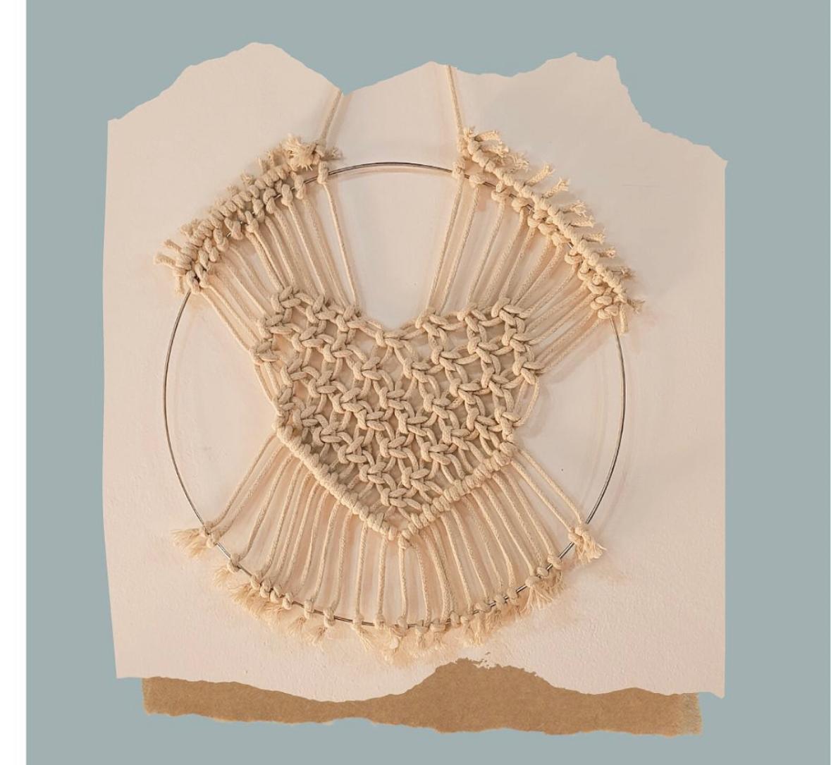 Colgante de macramé en un aro metálico